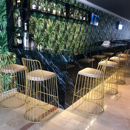 Esquire And Lounges Hotell