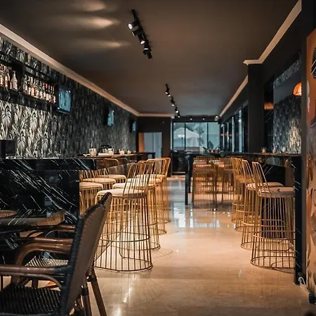 Esquire And Lounges Hotell 2*